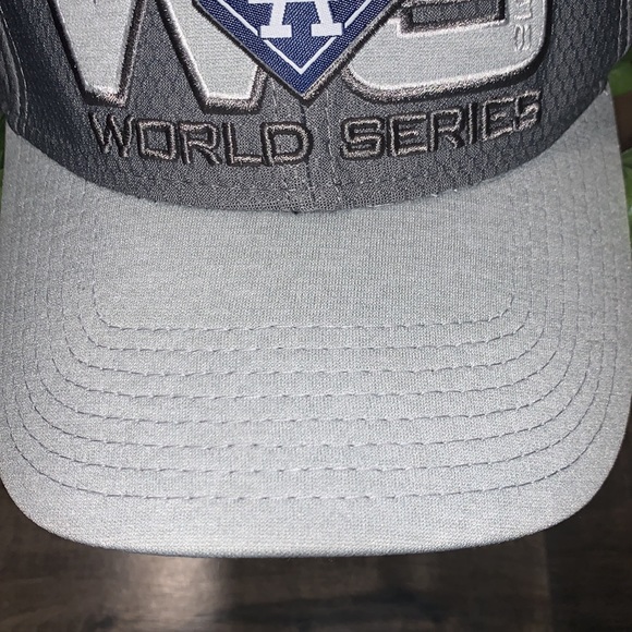 NEW ERA LA DODGERS 2018 WORLD SERIES CHAMPION CAP - Picture 4 of 11